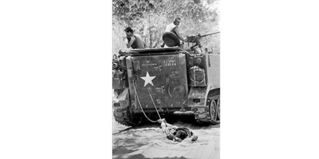 1966 Kyoichi Sawada, Japonya -  - ABD birlikleri Güney Vietnam'da Vietkong'lu ölü bir askeri sürüklerken... Ödülü 2 yıl üstüste kazanan Japon fotoğrafçı Swada'yı, tanık olduğu görüntüler o kadar yıprattı ki aldığı ödüllere hiç sevinemedi. Kamboçya'da bir görevdeyken 1970'de öldürüldü...