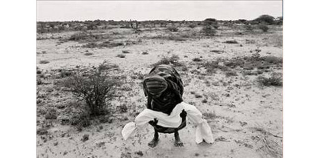 1992 James Nachtwey, ABD -  - Somali'de bir anne, kıtlık sonucu ölen çocuğunun cansız bedenini kaldırıyor...