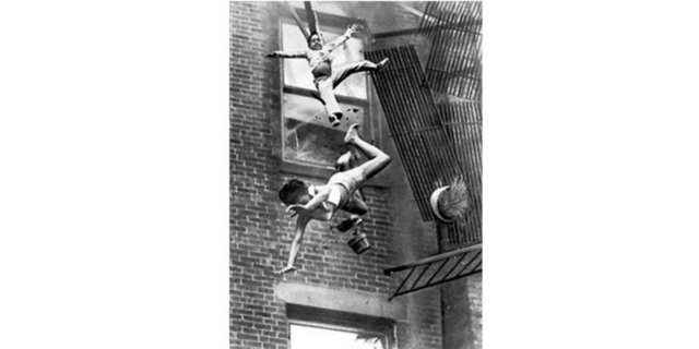 1975 Stanley Forman, ABD -  - Boston'da bir kadın ve bir kız apartmanın yangın merdiveninin çökmesiyle düşmeye başlıyorlar. Bu fotoğraf yılarca güvenlik kampanyalarında kullanıldı...