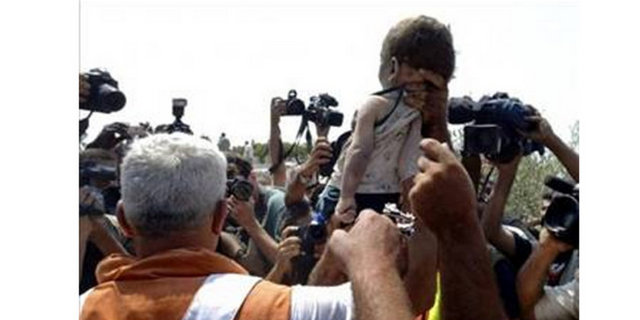 Jeroen Oerlemans,Hollanda -  - İsrail'in Kana saldırısı sonucunda ölen bebeğin cesedi gazetecilere böyle gösterilmişti...