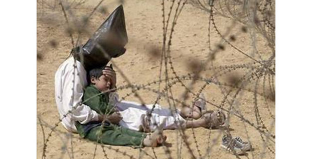 2003 Jean-Marc Bouju, Fransa -  - Iraklı adam, savaş esirlerinin tutulduğu bölgede çocuğunu rahatlatmaya çalışıyor...