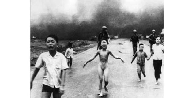 1972 Ut Cong Huynh -  - Güney Vietnam uçaklarının bir köyün ortasına yanlışlıkla düşürdüğü napalm bombası geride bu görüntüleri bıraktı. Üzerindeki elbiseleri yanan ve "Çok sıcak" diye bağıran bu küçük kız bu acı anı yüzünden daha sonra ünlü oldu. Yaşadığı bu dehşetin üzerinden yıllar geçti ama o anı hiç unutamadı. Ödül Huynh'e Pulitzer kazandırdı...