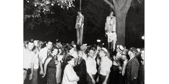 Beyaz bir kıza tecavüz suçlamasıyla asılan iki genç siyah erkeğin bu fotoğraf ABD'de çekildi. 10 bin kişinin izlediği idam sonrasında genç kıza amcasının tecavüz ettiği anlaşıldı...