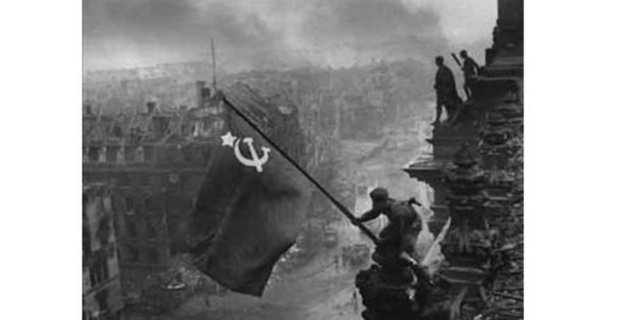 1945 Yevgeny Khaldei -  - İkinci Dünya Savaşı'nda Almanya'nın düştüğü an. İki Sovyet askeri Raqymzhan Qoshqarbaev ve Georgij Bulatov, Berlin'deki Reichstag binasına Sovyetler Birliği bayrağını dikiyor...