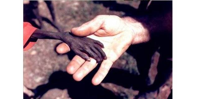 1980 Michael Wells, İngiltere -  - Uganda'da açlıktan ölmek üzere olan bir çocuk ve bir misyoner...