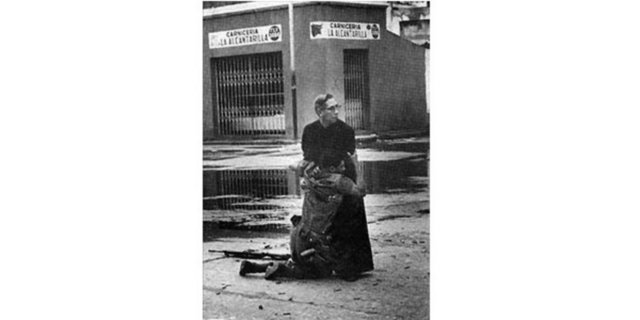 1962 Héctor Rondón Lovera, Venezuella -  - Sniper tarafından vurulan bir asker son anlarında papaza tutunuyor...