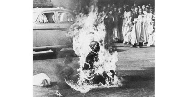 1963 Malcolm W. Browne, ABD -  - Budist rahip Thich Quang Duc, Güney Vietnam Hükümeti'nin din adamlarına eziyet etmesini kendini yakarak protesto ediyor. Rahip yanarak ölürken hiç ses çıkarmadı ve kıpırdamadı...