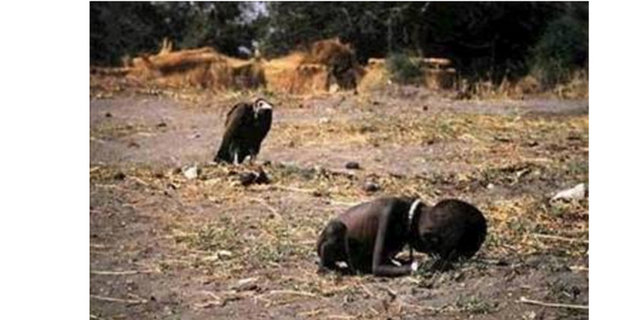 Kevin Carter -  - Birleşmiş Milletler yemek kampına ulaşmaya çalışan çocuğun fotoğrafı Kevin Carter çekti...