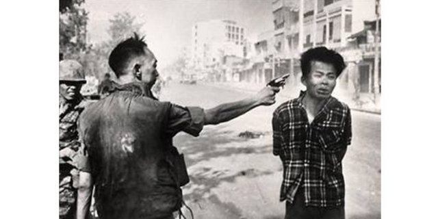 1968 Eddie Adams, ABD -  - 1 Şubat 1968. Güney Vietnam Polis Şefi Nguyen Ngoc Loan, Viet Kong'lu olduğundan şüphelendiği genci öldürürken...