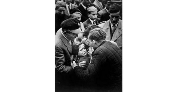 1956 Helmuth Pirath -  - İkinci Dünya Savaşı sırasında Sovyetler Birliği tarafından esir alınan bir Alman'ın yıllar sonra kızıyla buluşması Pirath'a Pulitzer ödülü kazandırdı...