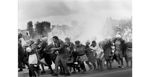 1977 Leslie Hammond, Güney Afrika -  - Güney Afrika'da evlerinin yıkılmasını protesto eden halka polis gözyaşartıcı bombayla yanıt veriyor. Gözyaşartıcı bomba etkisini yakından hisseden Hammond, sadece birkaç poz çekebiliyor...