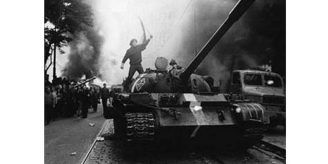1968 Josef Koudelka -  - Rusların Çekoslavakya'yı işgali sırasında tankların Prag'a girişi fotoğraflara böyle yansıdı...