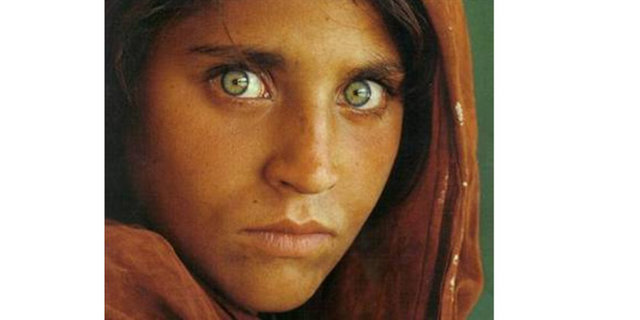 1984 Steve McCurry -  - Mc Curry'nin objektifinde ölümsüzleşen bu Afgan kızının bakışları milyonlarca kişiyi etkiledi...