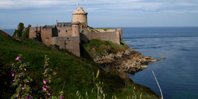 BRETAGNE Fransa'nın Bretagne bölgesinde yer alan bu taşlar bugün hala gizemini koruyor...