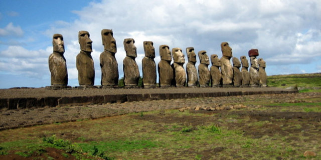 RANO RARAKU Paskalya Adası'nın doğusundaki Rano Raraku yanardağının tüf ve taşlarından bu heykeller yontulmuştur...