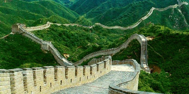 1800 yıl önce inşa edilen duvarın niçin inşa edildiği tam olarak bilinmiyor...