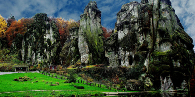 Externsteine olarak bilinen kayaların 120 milyon yıl önce oluştuğu tahmin ediliyor...