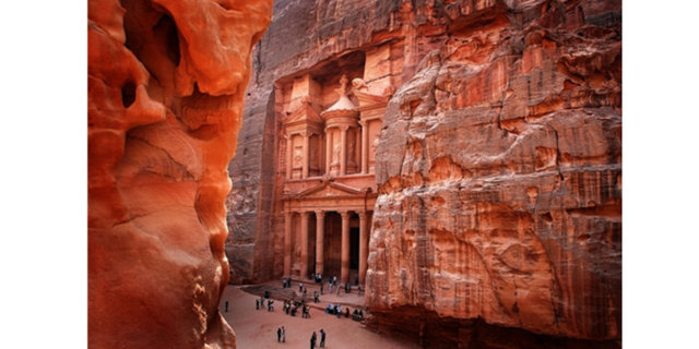 1812 yılında İsviçreli gezgin Johann Burckhardt tarafından kent tekrar bulunmuştur...