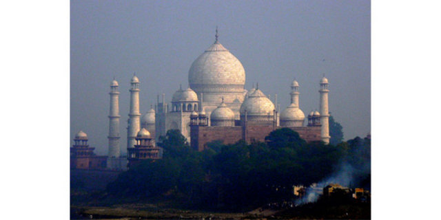 TAÇ MAHAL Taç Mahal Babür İmparatorluğu hükümdarı Şah Cihan tarafından Hindistan'in Agra şehrinde Jumna Nehri'nin kıyısında yaptırılmıştır...
