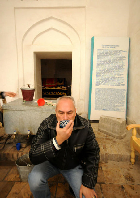 Böylece buradan çıkan suya, 10. yüzyılda Samaniler döneminde ilk defa kubbeli bir mekan yapılıyor. 14. yüzyıldan 19. yüzyıla kadar sürekli inşa edilmiştir. Çok kompleks olan bu mekan sürekli yenilenmiş."