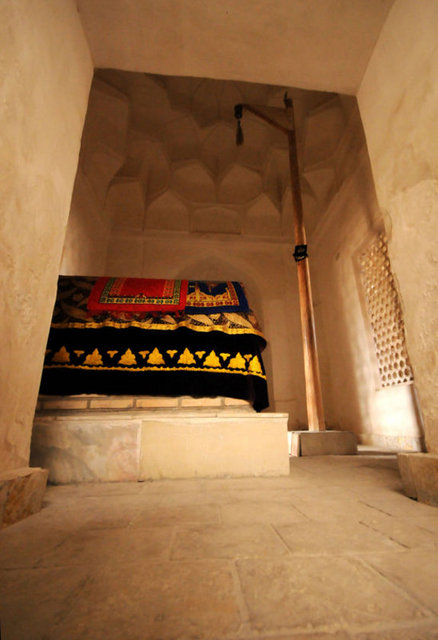 "İnanışa göre Eyüp Peygamber, Buhara'yı ziyaretinde halka o günlerde nasihat etmiş. Kuraklık döneminde, yerli insanlar ondan su istemişler. Eyüp Peygamber dua ediyor ve asasını toprağa vurduğunda, kaynak suyu çıkmış.