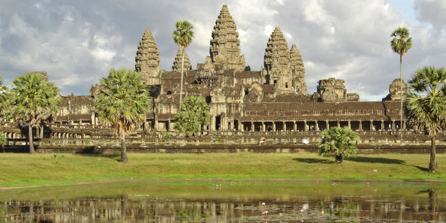 Dünyanın en geniş dini anıtı olan Angkor Wat tapınağı Tanrı Visnu'ya adanmıştır...