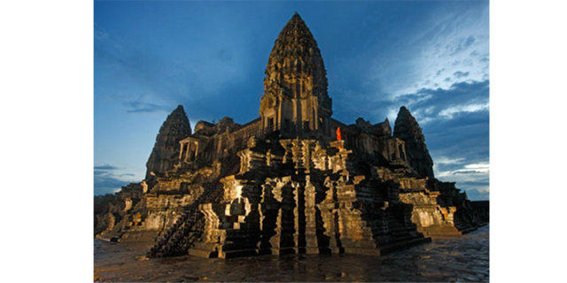 Tepeler ve kuleler Hint efsanesindeki Tanrıların dağı "Mount Meru"yu tapınağı çevreleyen hendek de dünyayı kuşatan mistik okyanusları simgeler...