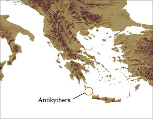 Akdeniz'de Girit ve Mora arasında bulunan Küçük Çuha (Antikythera) Adası açıklarında 1901'de bulunan bir gemi enkazından çıkarılan mekanizmayı inceleyen bilim insanları, "Dünyanın ilk analog bilgisayarı" olarak da bilinen cihazın aynı zamanda Güneş ve Ay tutulmalarını tahmin etmek için renk kodlarına sahip olduğunu buldu.