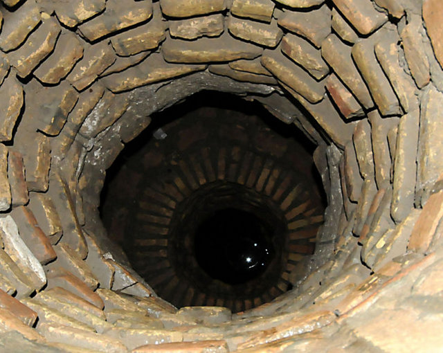 Kuyunun bulunduğu mekan, yerli ve yabancı ziyaretçiler tarafından yoğun ilgi görüyor.