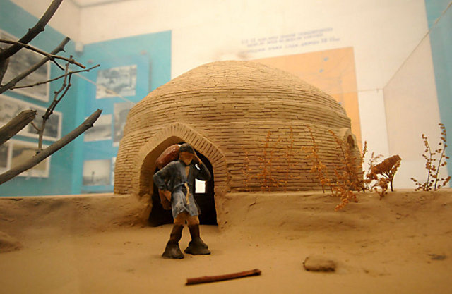 "Çift konili kubbe binanın siluetini oluşturmaktadır" diyen Sevil, Çeşme-i Eyüp adı verilen kuyuda halen su bulunduğunu ve ziyaretçiler tarafından şifalı olduğuna inanılan suyun içildiğini söyledi.