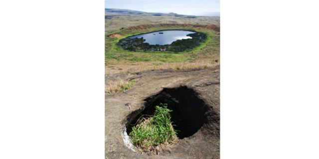 Ahu adı verilen platformlar üzerinde yerleşmiş heykeller bakışları yerleşim bölgesini görecek şekilde yerleştirilmişlerdir...