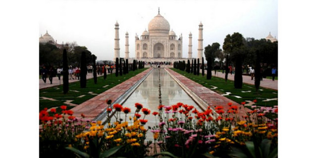 Şah Cihan ölen karısı Mümtaz Mahal anısına inşa ettirmiştir...