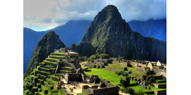 MACHU PICCHU Machu Picchu bugüne kadar çok iyi korunarak gelmiş olan bir İnka antik şehridir...