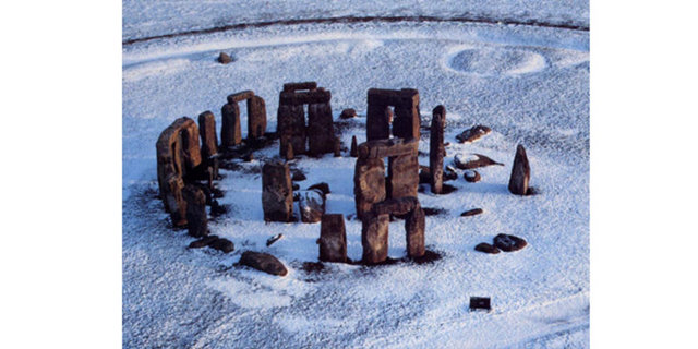 STONEHENGE Dünyada sırrı hala tam olarak çözülemeyen yerlerden biri de İngiltere'nin Salisbury Düzlüğü'nde yer alan Stonehenge'dir...