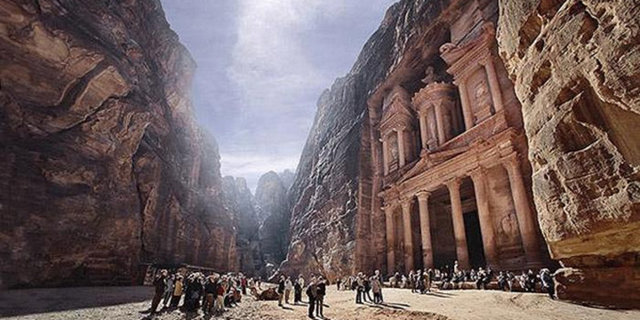 Roma İmparatorluğu tarafından işgal edilene kadar başkent olarak varlığını sürdüren antik kentte evler kiliseler taşların içi oyularak inşa edilmiştir...