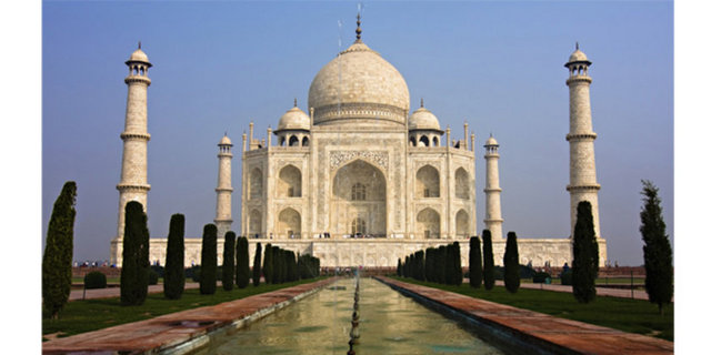 Efsaneye gore yapımı bittikten sonra türbe işçilerinin kolları aynı eserden bir tane daha inşa edilmemesi için kesilmistir...