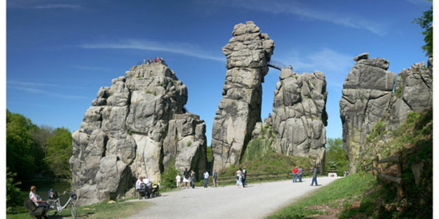 EXTERNSTEINE Almanya'nın Kuzey Ren Vestfalya eyaletinde Teutoburger Ormanı'nda bulunan yan yana dizilmiş 13 kayanın sırrı hala çözülemedi...