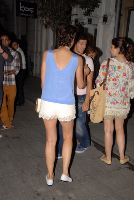 Ünlü oyuncu, Nişantaşı'nda arkadaşlarıyla buluşup yemek yedi.