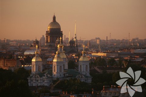 Nikolskiy Kilisesi ve arkada St. Isaak Katedrali