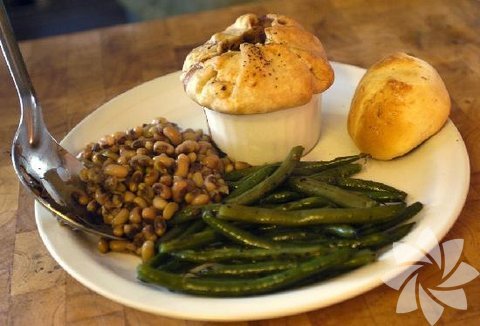 Evinizde yemek yapmaya özen gösterin. Dışarıda yiyeceğiniz üç öğün yemeğin aylık maliyetini hesaplayın. Ve aynı malzemelerle evinizde yapabileceğiniz yemeklerin tahmini olarak ne kadara mal olacağını düşünün…