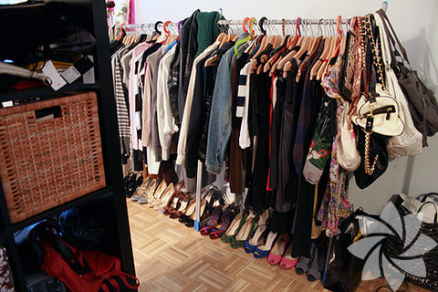 Kıyafetlerinizi yazlık, kışlık olarak ayırın ve her mevsim alışveriş öncesi sadece eksiklerinizi tamamlayın.