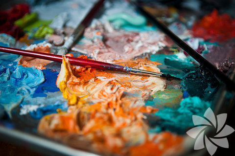 Yaratıcı olun! Bırakın duygularınız kendini ifade etsin. Yağlı boyalar ve bir tuval alın ve istediğiniz gibi bir tablo yapın! Hepimiz ünlü ressamlar gibi çizmek zorunda değiliz. Sanat istediğini ifade ettiğin alanlarda başlar…