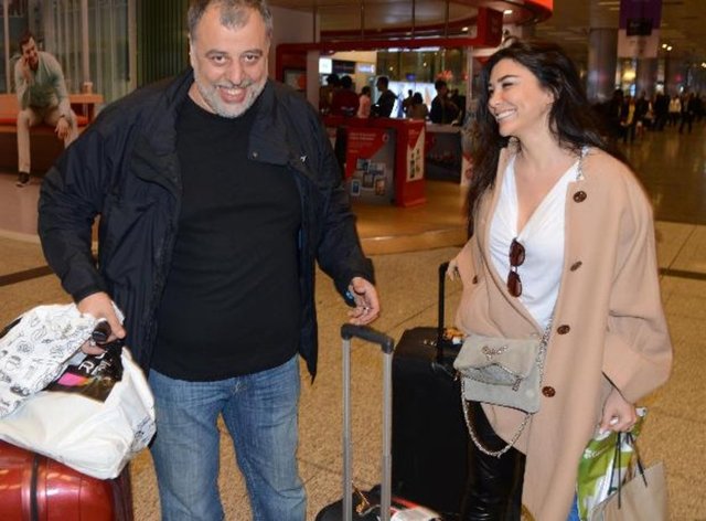 Nikah şahitleri Doğan-Fulya Gündoğdu ve Dilek-Mehmet Birgen çiftiyle İstanbul Atatürk Havalimanı'nda görüntülenen çift, evlilik cüzdanlarıyla poz verdi.