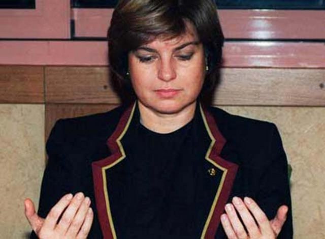 TANSU ÇİLLER "Merhaba Asker!" (Çiller, Belediye Zabıtalarına sesleniyor.)