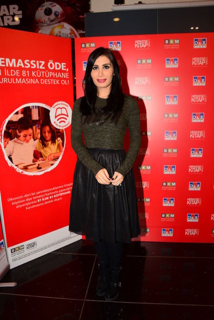 Argo konuştuğu için eleştirilen Derici, "Ben argo konuşurum, küfür ederim. Küfür etmek bir sanat, kadınlara yakıştırılmasa da beni ilgilendirmez" demişti.