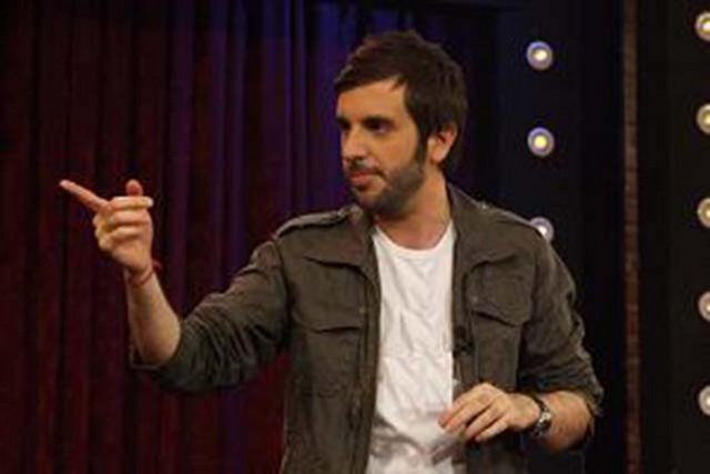 OSMANTAN ERKIRŞemdinli'den gelen 6 şehit haberi tam da eğlence programlarının canlı yayınlandığı saate denk geldi. Daha önce de benzer hadiseler geçiren Popstar Alaturka'nın sunucusu Osmantan Erkır, ne diyeceğini bilemedi. Canlı yayının da etkisiyle Erkır'dan şu tuhaf sözler döküldü: "Bu eylemlerin yarışma ve şov programlarının yayınlandığı hafta sonuna denk gelmesi, bende acaba özellikle mi bu günler seçiliyor kuşkusu yarattı!"