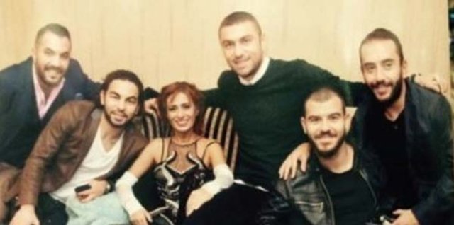 Yıldız Tilbe, Galatasaray'dan Selçuk İnan, Burak Yılmaz, Olcan Adın'ın da aralarında olduğu futbolcularla birlikte çektirdiği fotoğrafı "Milli takım oyuncuları ve ben" diye paylaştı.