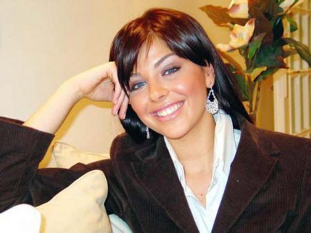 ESRA ERON"Biz senin klibinde oynayalım, sen bize geçir!.." (Arto'ya)