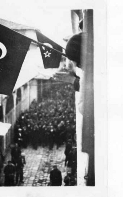 Arkadaki bayrak Hatay bayrağı. Türk bayragından tek farkı ise içi boş yıldız. Bunun sebebinin ise ileride Türkiye'ye katılınma halinde yıldızın içinin boyanması olduğu söyleniyor.