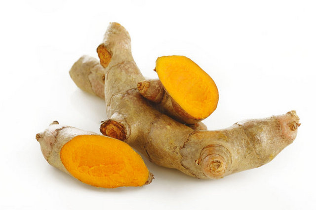 Zerdeçal: Terlemeyi azaltır. Çok terliyorsanız gün içinde 1 tatlı kaşığı zerdeçal tüketin.